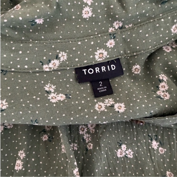 ❤️$15 WAS $25 Torrid green floral blouse - Picture 6 of 6